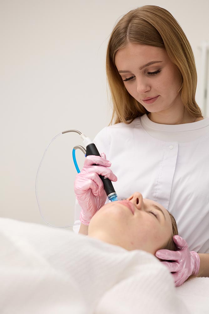 Gerätegestützte Gesichtsreinigung (Hydra-/Aqua-Facial) für ein frisches Hautbild in Berlin-Mitte.