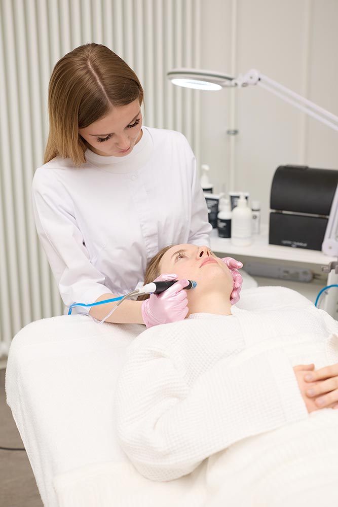 Präzise Gesichtsbehandlung mit Handstück im Kinnbereich – Kosmetikstudio Berlin-Mitte.